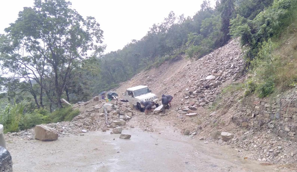 पहिरो हटाउन जुटेका यात्रु र चालक